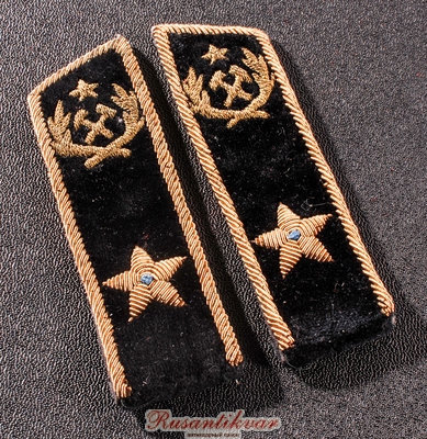 петлицы-ген.дир.геолог.службы-3-ранга-аверс-про.jpg