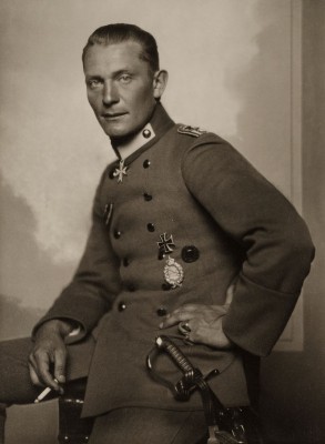800px-Nicola_Perscheid_-_Hermann_Göring_um_1917.jpg
