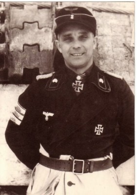6 Franz Bäke standing next to a Panther.jpg