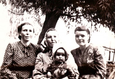Мама Павла - Мария Матвеевна (в центре) держит на руках племянницу бойца - Т. Габову. По сторонам - сводные сестры солдата.jpg