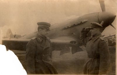 16.Авиамеханик 2 АЭ старшина Шепелев докладывает зам. командира АЭ ст. лейтенанту Сафонову о готовности самолета Як-3 к вылету. Апрель 1945 года - надпись на обороте фотографии.jpg