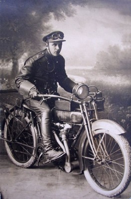 Russianswiththeirmotorbikesfrombetweenthe1900to1910s282129.jpg.7220376904817e172ec9bd4d183275d7.jpg