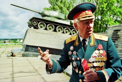 1.Генерал-майор в отставке Александр Федорович Фень у памятной развилки перед Минском. Июнь 2004 года.jpg