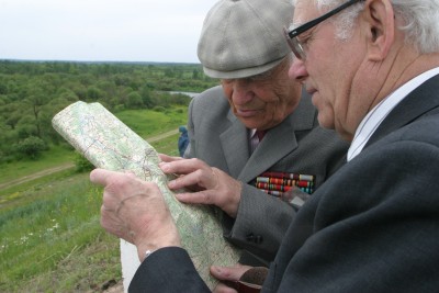 6.Участники освобождения Беларуси, ветераны 5-й гвардейской танковой армии А.Ф. Фень и А.А. Юшко у переправы через Березину шестьдесят лет спустя. Фото Виталия Гиль «Советская Белоруссия».JPG