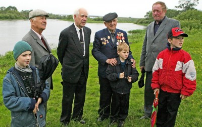 8.Петр Чернуха – в центре с наградами - из села Большая Ухолода на Березине. Фото Виталия Гиль «Советская Белоруссия»..jpg