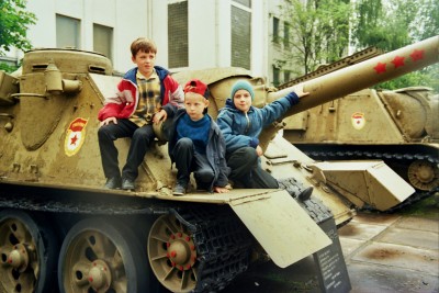 9.Три танкиста вышли из музея...Ребята не нашли различий между тяжелым танком и гусеничной самоходкой, на которой воевал их прадед..jpg