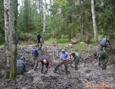 5.Липкую глину приходилось убирать из раскопа при помощи ведер....JPG