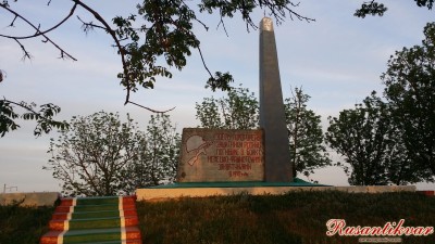 6.Братская могила в станице Ищерской.jpg