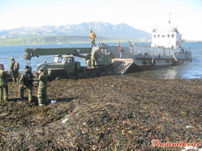4.При выгрузке кран застрял в прибрежном иле и тоннах водорослей..JPG