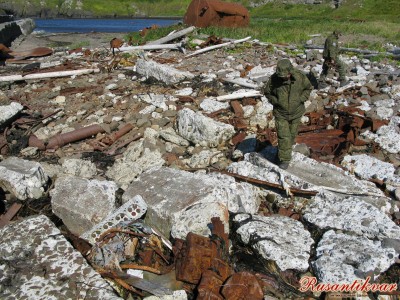 15.Остров буквально завален различным железом....JPG