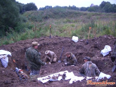 3.Общий вид воронки. На заднем плане виден дом, стоящий на Авангардной улице..jpg