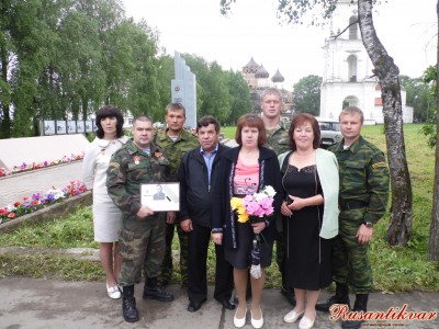 6. Поисковики передали медальон и записку на вечное хранение родственникам ветерана..JPG