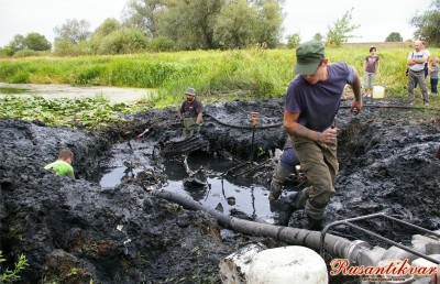 1. На месте падения Пе-2 в старом русле реки Бзура..jpg