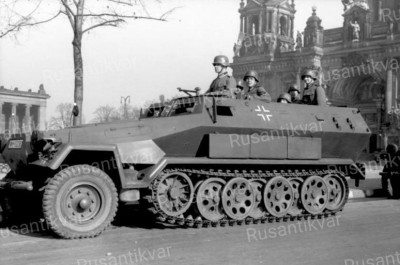 Bundesarchiv_Bild_101I-801-0664-37,_Berlin,_Unter_den_Linden,_Schützenpanzer.jpg