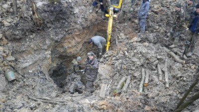 3.Двигатель штурмовика отрывали от глины лебедками двух УАЗов..JPG