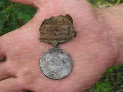 2.Бесценная находка передана на хранение родственникам погибшего офицера..JPG