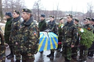 4.Захоронение членов экипажа бомбардировщика в д. Черсево, ноябрь 2015 года..jpg