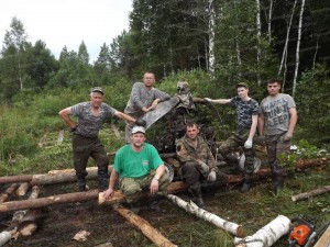 7.Двигатель самолёта на берегу реки Колпь, август 2016 года..jpg