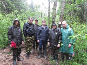 11.Родственники А.П. Жуковского и поисковики на месте гибели солдата..JPG