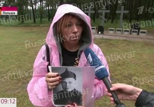 9.Ирина Теймер с фотографией деда - красноармейца Баранова Н.И.jpg