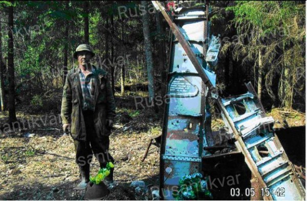 2.Павел Павлович Ворона на месте падения самолета..JPG