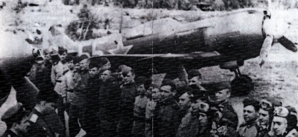 6.Летный состав 159 ИАП. На заднем плане – самолет ЛА-5 ФН № 3921фн1055; где-то в строю стоит Ташлыков Н.В..JPG