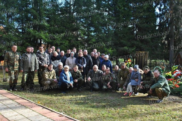 11.Родственники воинов и поисковики у братской могилы в деревне Алексино..JPG