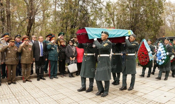 4. Андрея Егоровича похоронили со всеми полагающимися почестями..JPG