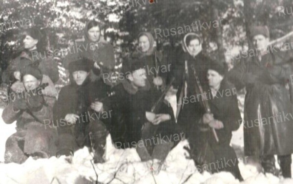 13. Партизаны и партизанки Слободского партизанского отряда..jpg