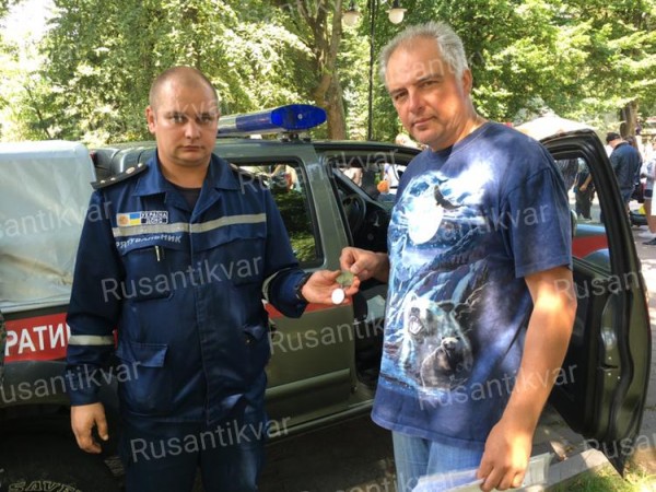 2.Украинские спасатели, обнаружившие медаль и останки  А. Панченко..jpg