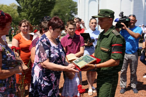 6.Торжественная церемония захоронения и передача медали «За отвагу» родственникам Алексея Прокофьевича состоялись у мемориального комплекса «Скорбящая мать»..JPG