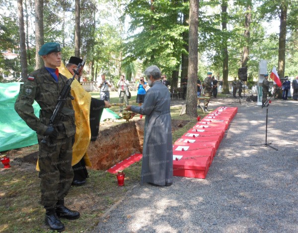 04 А - церемония погребения останков советских солдат на воинском мемориале в г. Гайновка (Польша).JPG