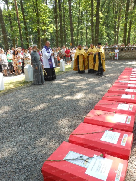 04 - церемония погребения на кладбище советских воинов в г. Гайновка.JPG
