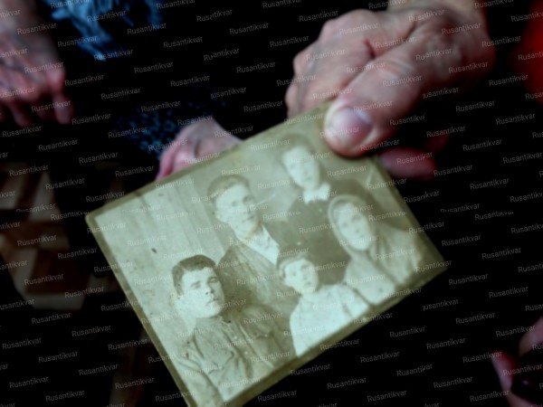 8. Семейное фото бойца. Александр Андреевич в нижнем ряду, слева - в гимнастерке..jpg