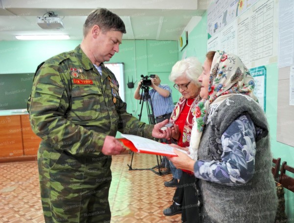 7.Передача награды дочерям  сержанта Толмачёва..jpg