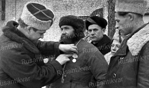 6. Священник награжден партизанской медалью.jpg
