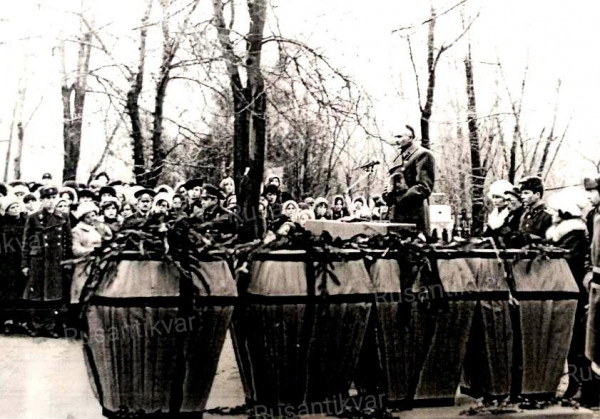 7. Митинг на перезахоронении части останков из РАУ 1976 г..jpg