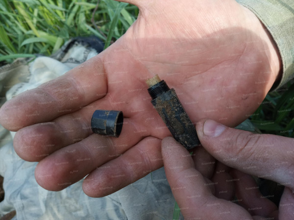 4. Неплохая свиду записка из солдатского медальона не помогла в установлении имени бойца - записи полностью выцвели..jpg