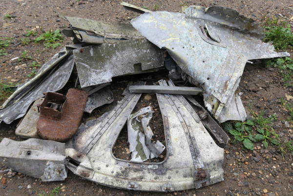 9. На обломках обшивки самолёта местами сохранилась заводская краска..JPG