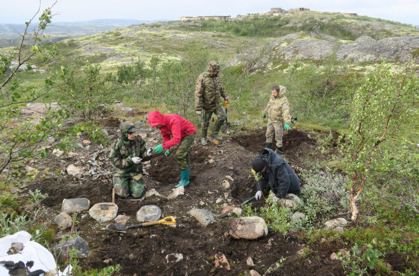 7.Весь грунт в радиусе 15-20 м. был просто нашпигован искореженным металлом....JPG