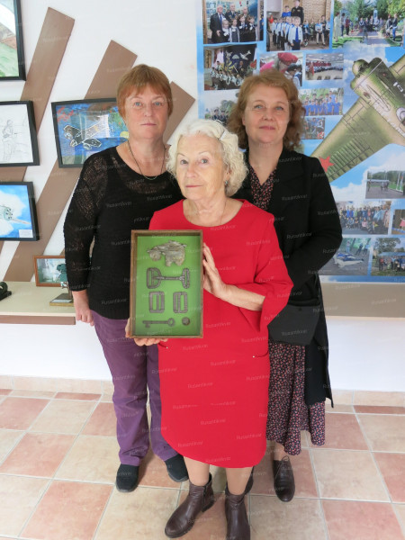 16. Дочь Н. Талалихина- Таисия и внучки Наталья и Ирина..JPG