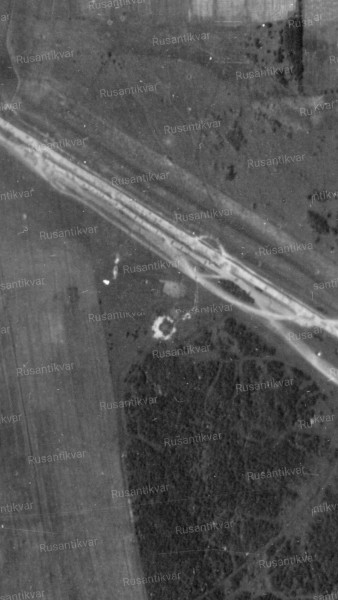 4.Воронка на вражеском АФС. Лес южнее ямы ныне не существует....JPG