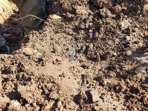 8.Ковш экскаватора буквально погладил капсулу солдатского медальона. ДАТЬ  КРУПНЕЕ МЕДАЛЬОН.jpg