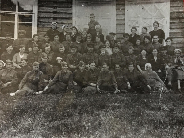 2.  у здания ЦРБ в Удомле 1942 г. Сидоренко А.Т. в центе, с бородой.JPG