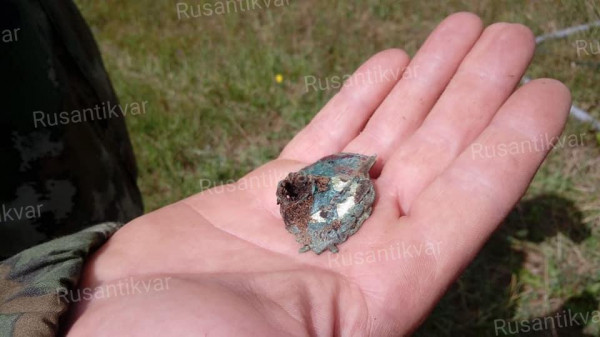 4. Прострелянный пулей  гвардейский значок..jpg