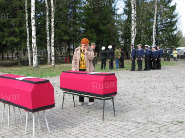 Силаева - Бунеева С.Г. у гроба с останками отца.JPG