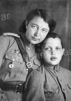 В.П. Петкевич с сыном Робертом.jpg