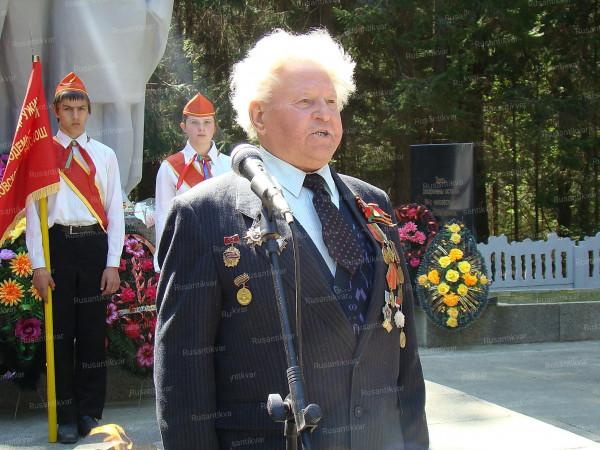 Выступление Скачкова Т. К.  9 мая 2009 г. Братское кладбище д. Быново Чаусский район.jpg