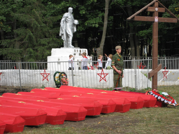 Братская могила в Красном.JPG