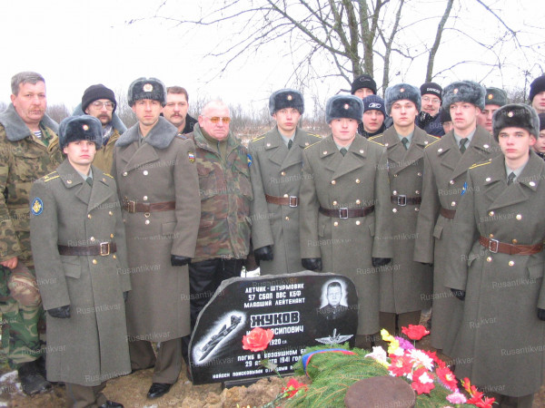 Участники подъема обломков ИЛ-2 мл. лейтенанта Жукова у могилы летчика.jpg